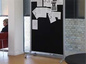 Skærmvæg med Whiteboard og Opslagstavle i Hør og på Hjul 175 x 120 cm