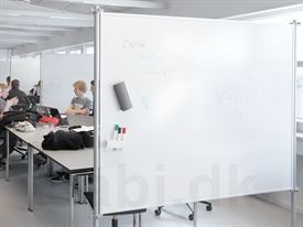 Skærmvæg med Whiteboard og Opslagstavle i Hør og på Hjul 120 x 120 cm
