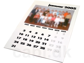 De udskrevne kalenderark gøres klar til udstansning af indbindingshuller.