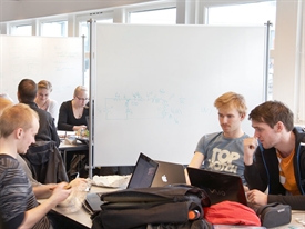 Skærmvæg med Opslagstavle i Blå Tekstil og på Hjul 120 x 120 cm