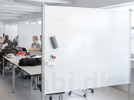 Skærmvæg med Whiteboard og Opslagstavle med Sort Tekstil og på Hjul 120 x 120 cm